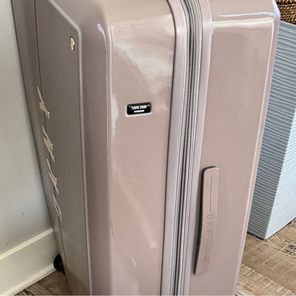 DKNY NYC 28”Upright Suitcase check in spinner expandable - Picture 9 of 11